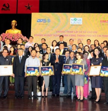 GS.TS.BS NGUYỄN XUÂN CƯƠNG CHỤP ẢNH LƯU NIỆM CÙNG BÍ THƯ THÀNH ỦY TP. HỒ CHÍ MINH ĐINH LA THĂNG.